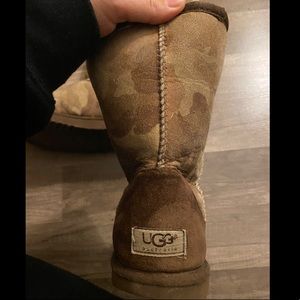 Brown short camo Ugg’s size 9